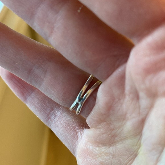 Onyx & sterling silver ring. Size 4. - Picture 3 of 3